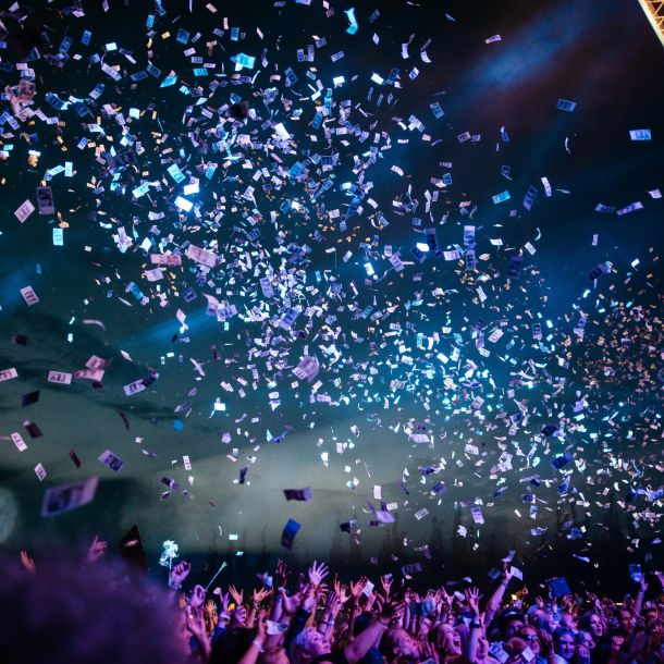Confettis in a stunt